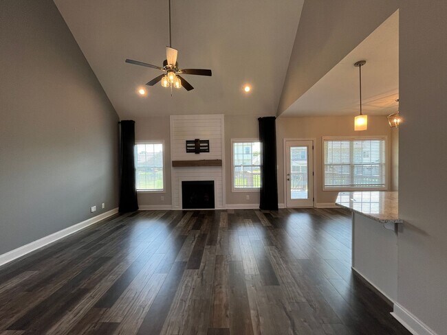 Building Photo - Great 2 story home in Sango!