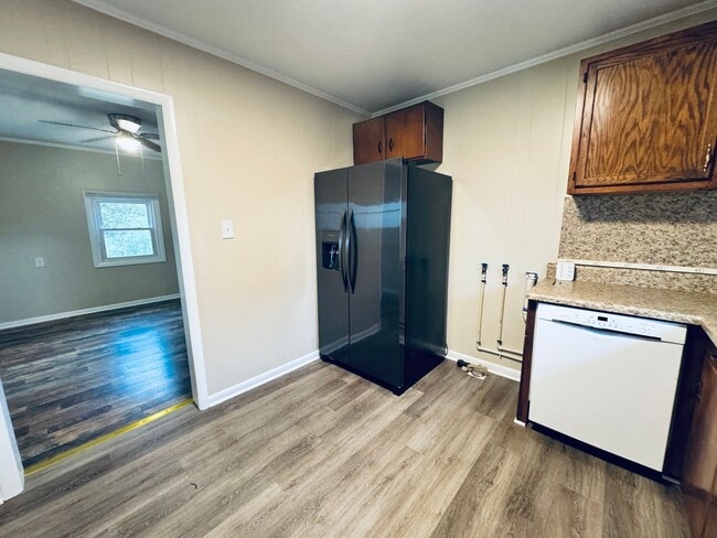 Building Photo - Adorable Home/Country setting