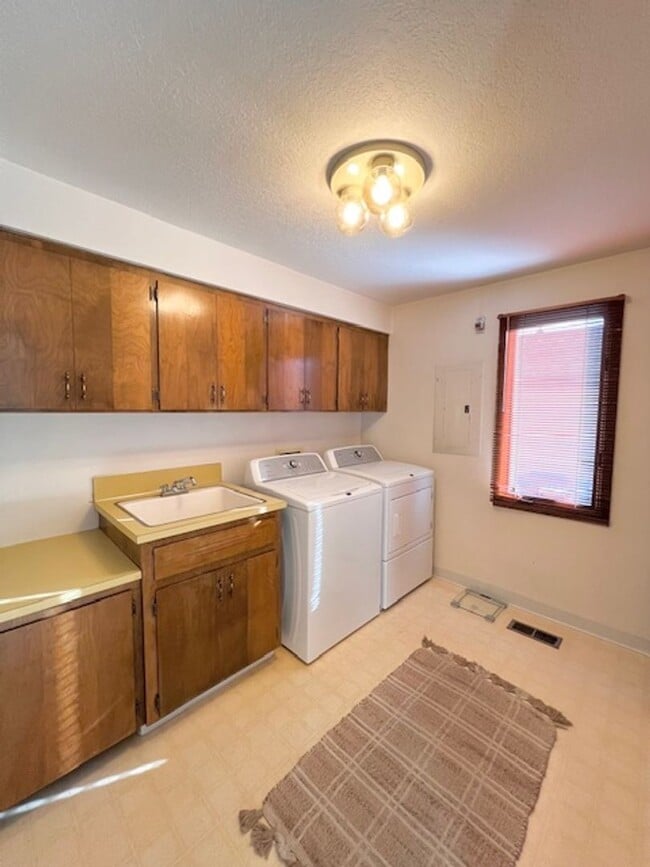 Building Photo - Furnished 4 Bed 3 Bath Patio Home with Stu...