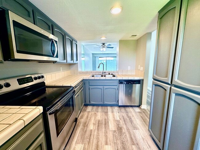 Building Photo - FOR RENT: 2Bd/1.5Ba Upgraded Townhome In T...