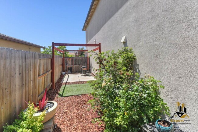 Building Photo - 8256 Schellhous Dr