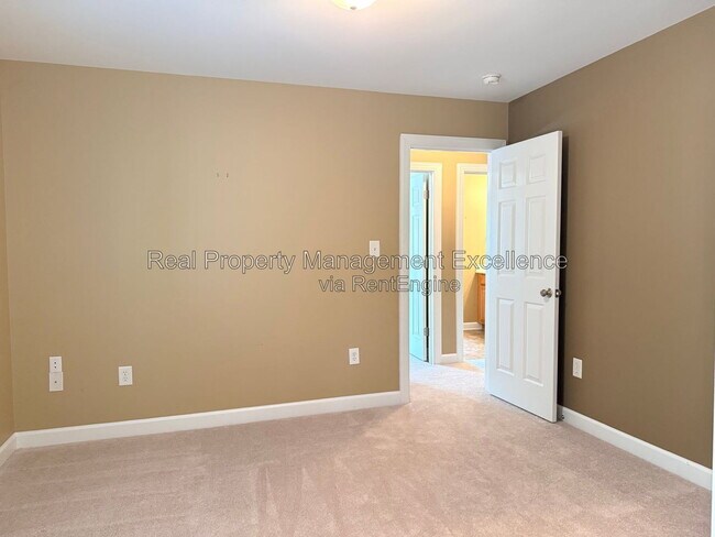 Building Photo - 616 Lake Artesia Ln