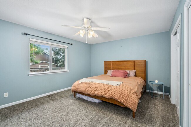 Building Photo - Stylish living in this modern 3 bed 2 bath...
