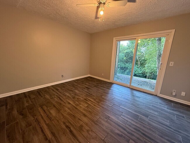 Building Photo - 3-Level End-Unit Townhome Near I-24 & Tang...