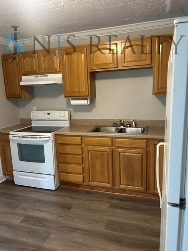 Building Photo - JUST RENOVATED! 2/1, 1180sq ft, Fully Updated Kitchen~Bath ~floors. NEW Appliances & Paint... wit...