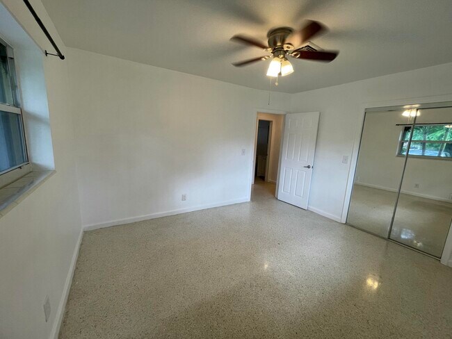 Building Photo - 842 SW 12th Ct