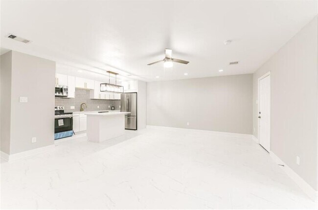 Building Photo - 5763 Easthampton Dr