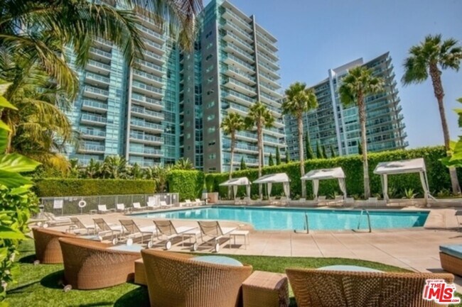 Building Photo - 13700 Marina Pointe Dr