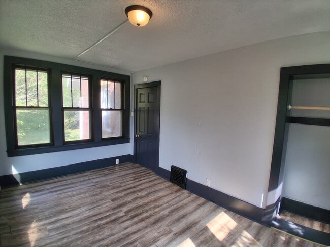 Building Photo - 120 S Crawford St