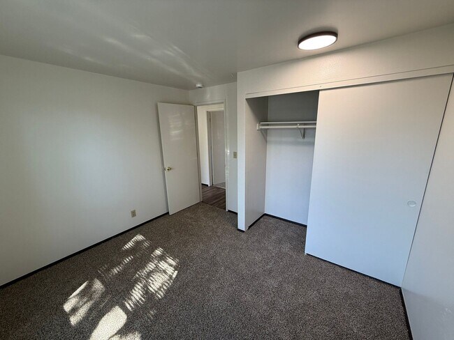 Building Photo - 1488 Palace Dr NE