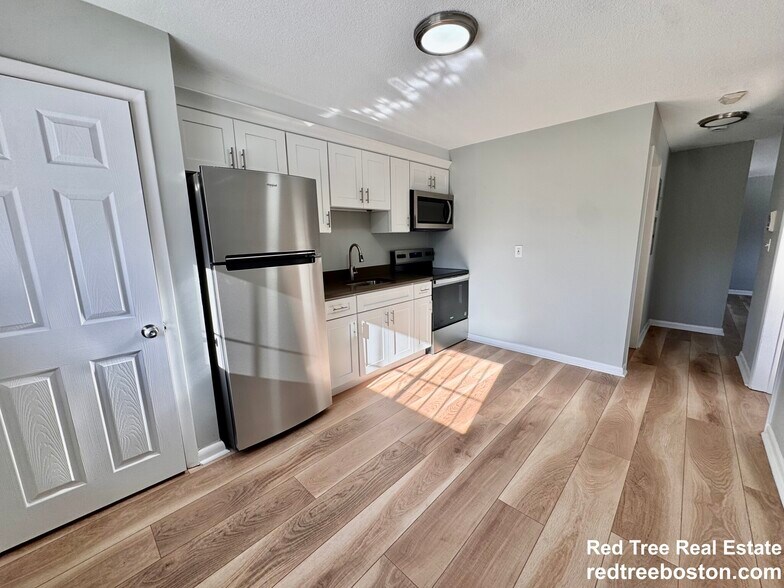 Building Photo - 837 River St