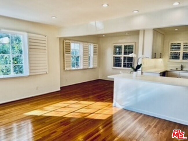 Building Photo - 1256 Devon Ave