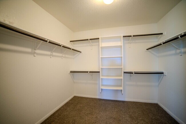 Building Photo - "Spacious 4-Bedroom Home with 3.5 Bath, Gr...