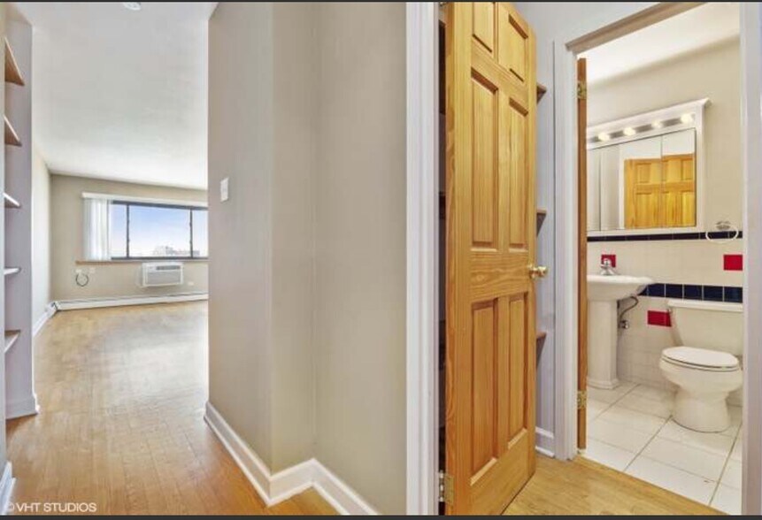 Building Photo - 607 W Wrightwood Ave