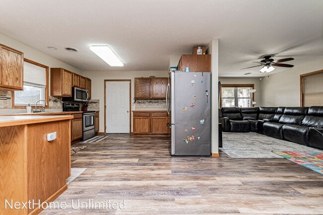 Building Photo - 3 br, 2 bath House - 120 W Spruce St
