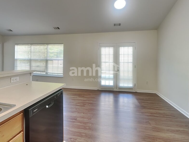 Building Photo - 32 Riverbed Dr