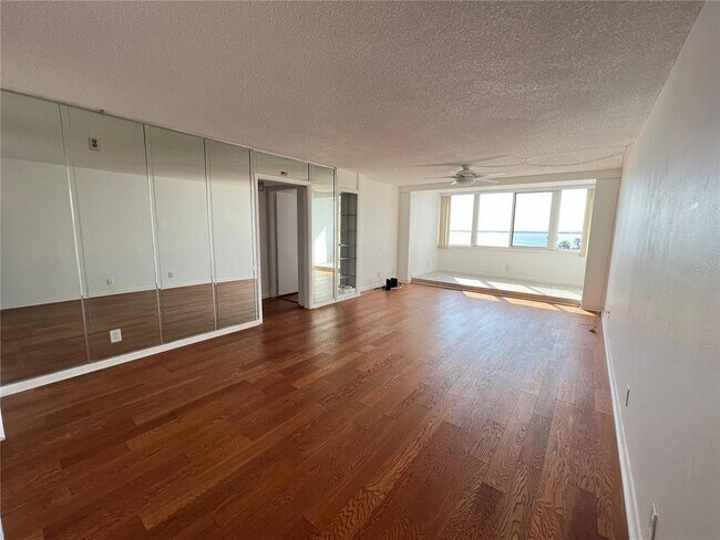 Building Photo - 2616 Cove Cay Dr