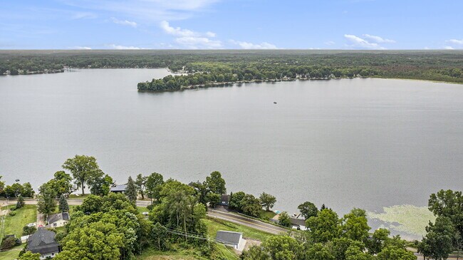 Building Photo - Year Round Rental Available on Wall Lake