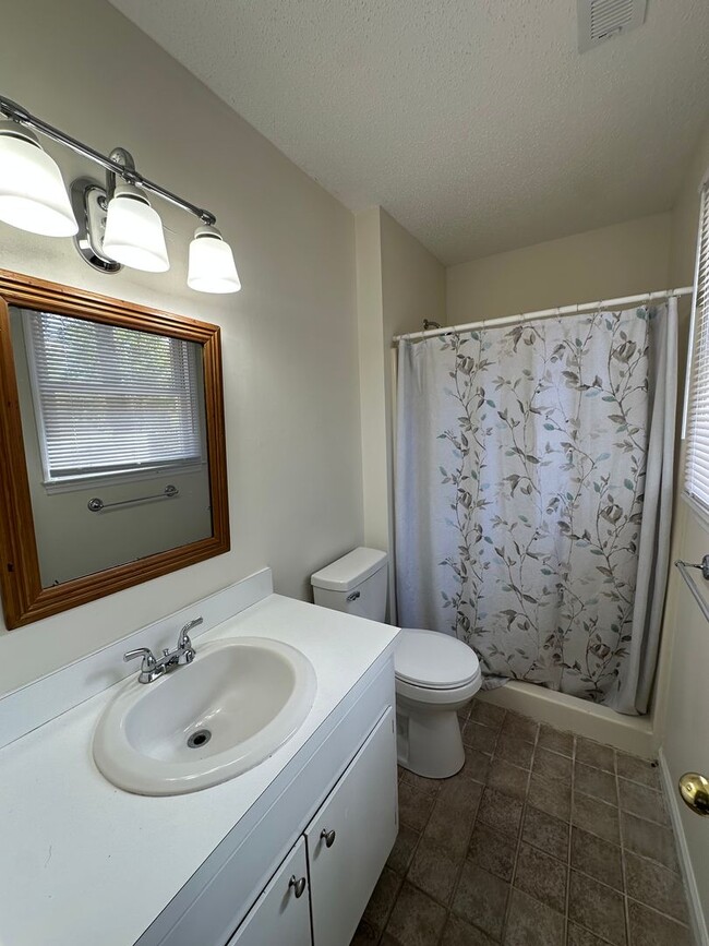 Building Photo - 3 Bed / 2 Bath Home – $1,675/mo | 1,188 Sq...