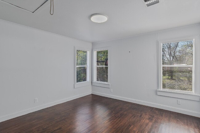 Building Photo - "Charming 2-Bedroom Shreveport Home with Cozy Fireplace & Gleaming Hardwood Floors!"