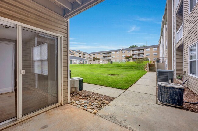 Building Photo - 305 Country Club Dr NE