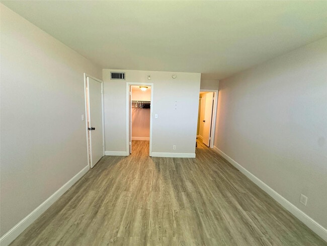 Building Photo - 2420 Deer Creek Country Club Blvd