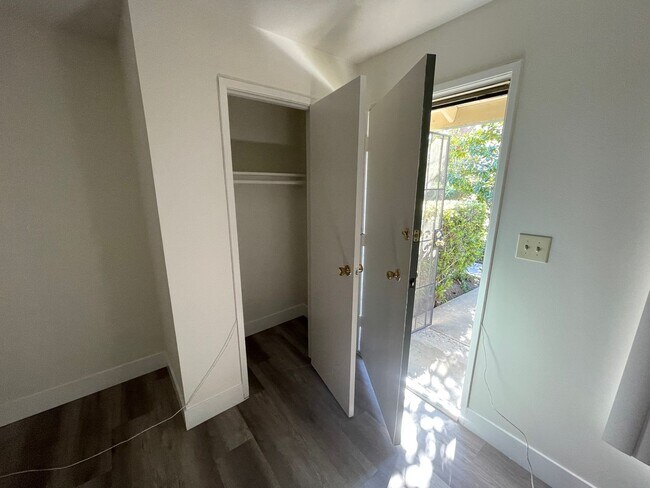 Building Photo - Cute 1 Bedroom 1 Bath Townhome for Rent