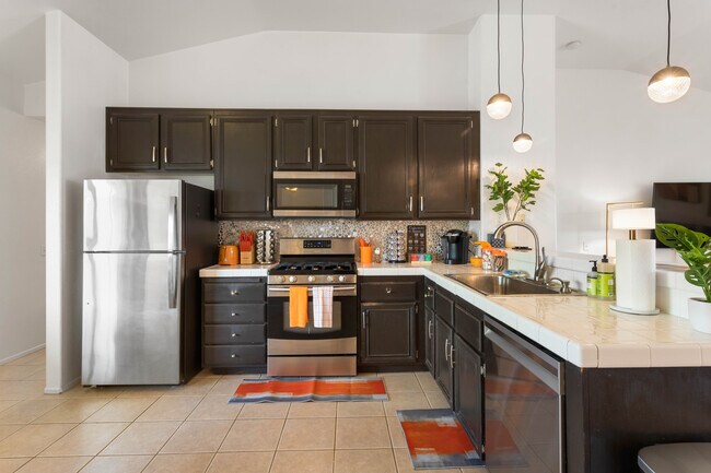 Building Photo - Hilltop Hideaway