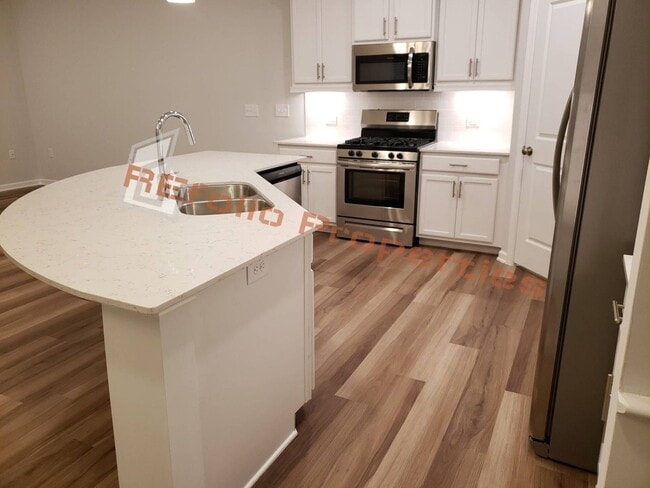 Building Photo - Beautiful 3 Bedrooms 1-Car Garage End Unit Townhouse, May 7th!