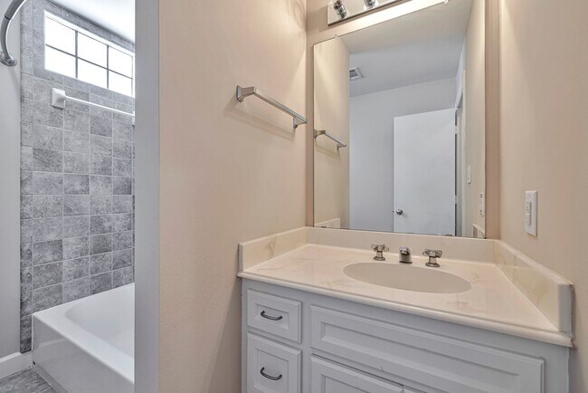 Building Photo - Modern Living Inside the Loop: Spacious, Stylish, Secure