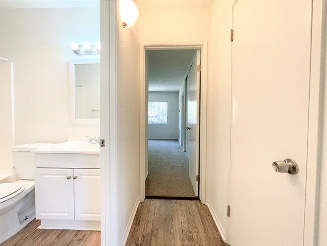 Building Photo - Updated Second Floor Single Level Unit!