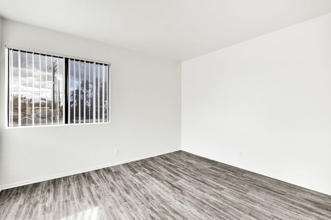 Building Photo - 2BD 2BTH Corner