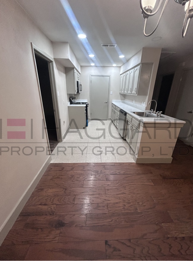 Building Photo - Newly Renovated 2 Bedroom, 2 Bath Duplex — Move-In Ready!