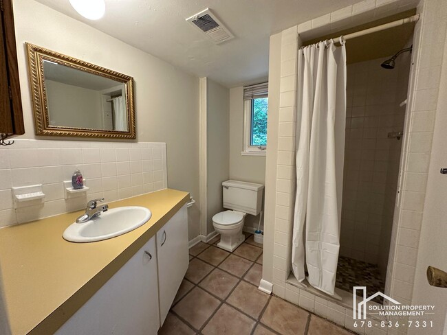 Building Photo - 1323 Hilton Dr