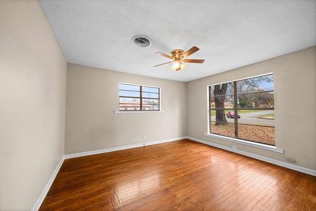 Building Photo - 1522 N Ross Ave