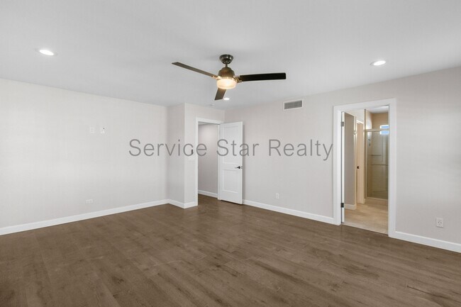 Building Photo - 1703 N La Rosa Dr