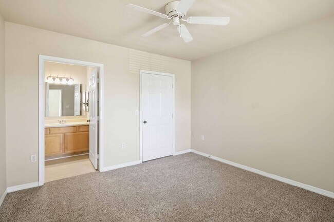 Building Photo - Spacious 2/2 unit available now for annual lease