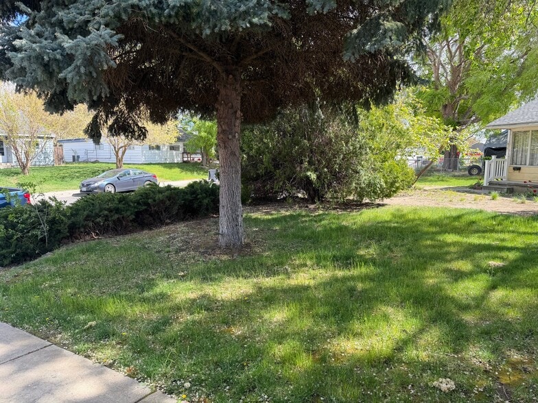 Building Photo - 919 Snow