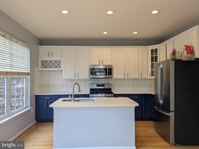 Building Photo - 21785 Brondesbury Park Terrace