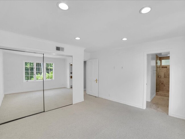 Building Photo - 9654 Wendover Dr