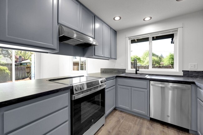 Building Photo - Updated 3 bedroom 2 bath house in a great ...