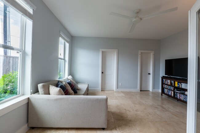 Building Photo - 1318 Reinerman St