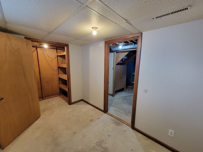 Building Photo - 3 Bedroom House with Large Garage