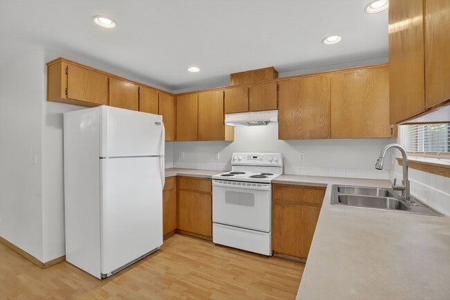 Building Photo - Great 2 story Townhome with Garage!