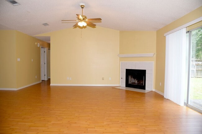 Building Photo - Central 3 Bedroom in Niceville!