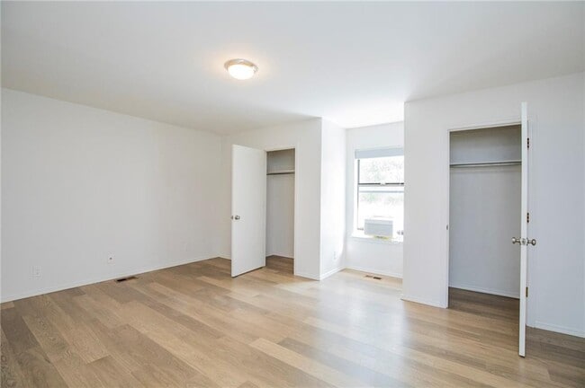 Building Photo - 2217 N Crossover Rd