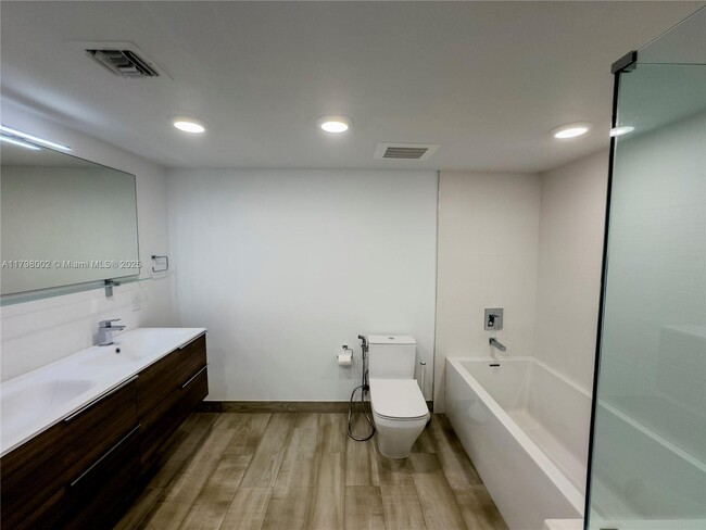 Building Photo - 9261 E Bay Harbor Dr