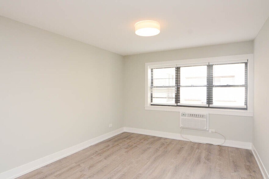 Building Photo - 448 W Barry Ave