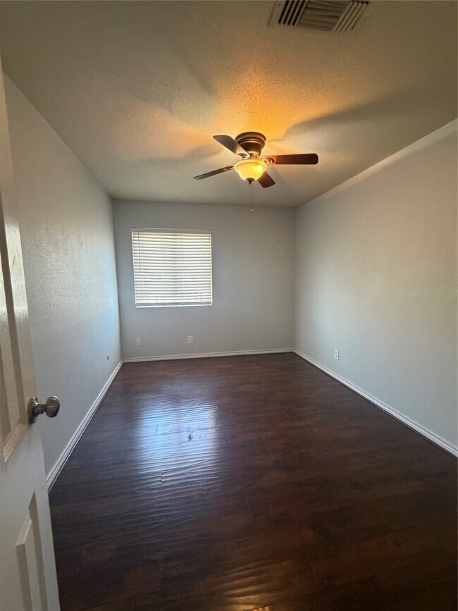 Building Photo - 732 Memorial Mews St