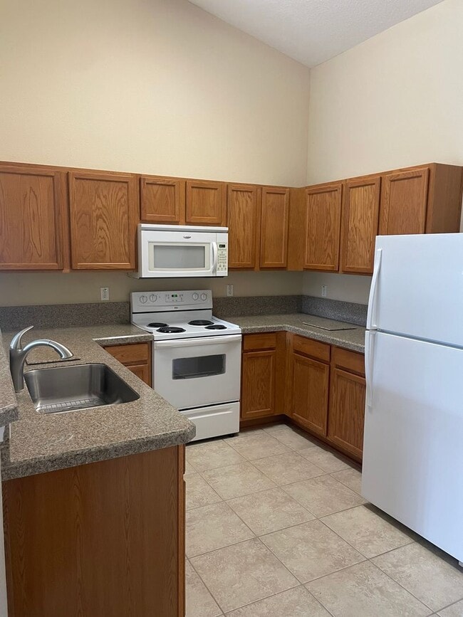 Building Photo - 2/2 Condo In Oakleaf Plantation!